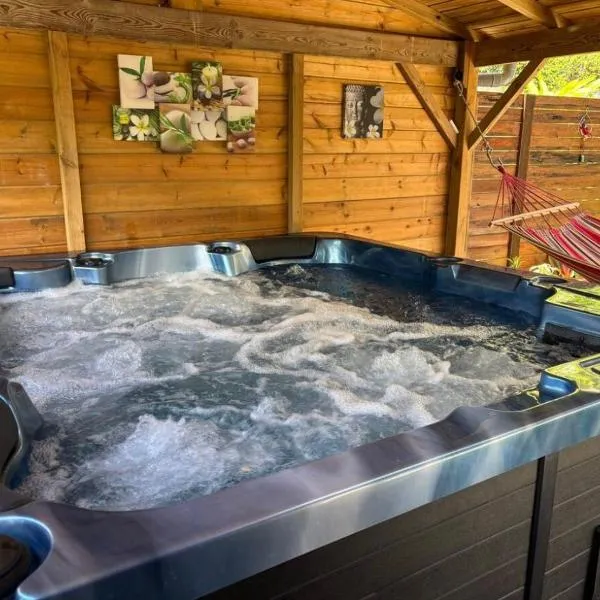 Gwada-Zen-Breizh 3 hébergements au choix 1 avec piscine privée, 1 avec jacuzzi privé, 1 simple sans piscine ni jacuzzi, хотел в Десе