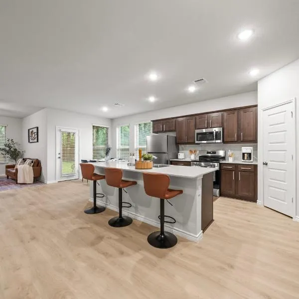 Luxurious 4 Bed Duplex Getaway!, hotel in Denton