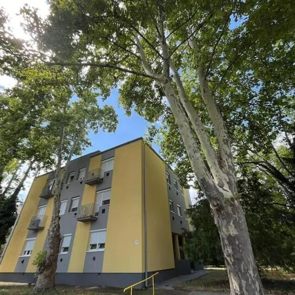 Lombkorona apartman – hotel w mieście Pápa