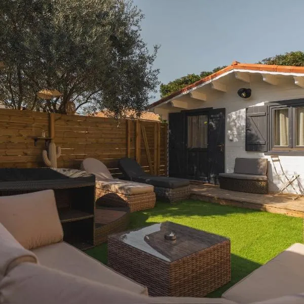 La Cabane de L'Olivier - Suite cosy avec jacuzzi & home cinéma, хотел в Арл