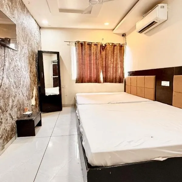 UJJAIN HOTELWHITE #LOTUS Near Shri Mahakaleshwar Jyotirlinga Temple and Railway Station Ujjain - A Luxuary Hotel in Ujjain, hotel v destinaci Udždžain