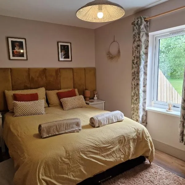 The Drey by Blake view holidays, a peaceful boutique retreat, 3 miles from Ennerdale- small twin or king bed available، فندق في Arlecdon