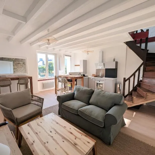 VIEUX PASSAGE, Maison avec cour privée à 150 m du PORT et de la PLAGE, hotel in Plouhinec