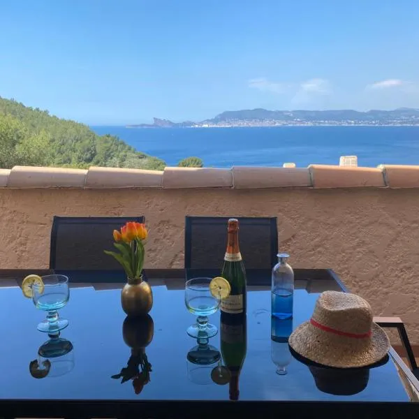 T3 Vue Mer -Terrasse - Parking - Piscine - Accès à la mer, hotel in Les Lecques