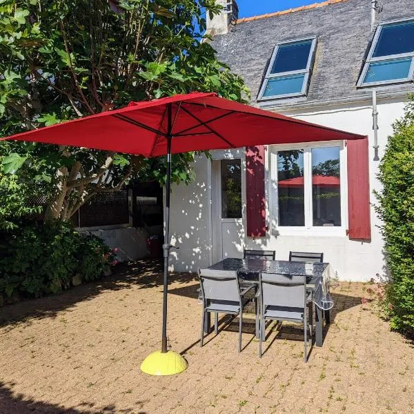 VIEUX PASSAGE, Maison avec cour privée à 150 m du PORT et de la PLAGE, hotel a Plouhinec