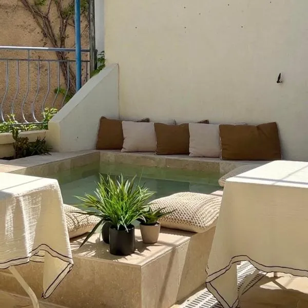 Hôtel L'Escale Au Soleil, Hotel in Saint-Aygulf