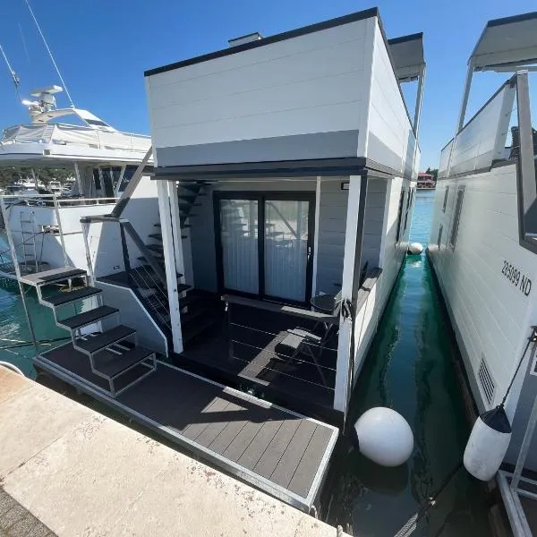 Novigrad Sea-House Heroina - Hausboot, hotel in Novigrad Istria