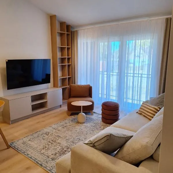 Apartament Pałacowe Stajnie Trzęsacz، فندق في تسيساكز