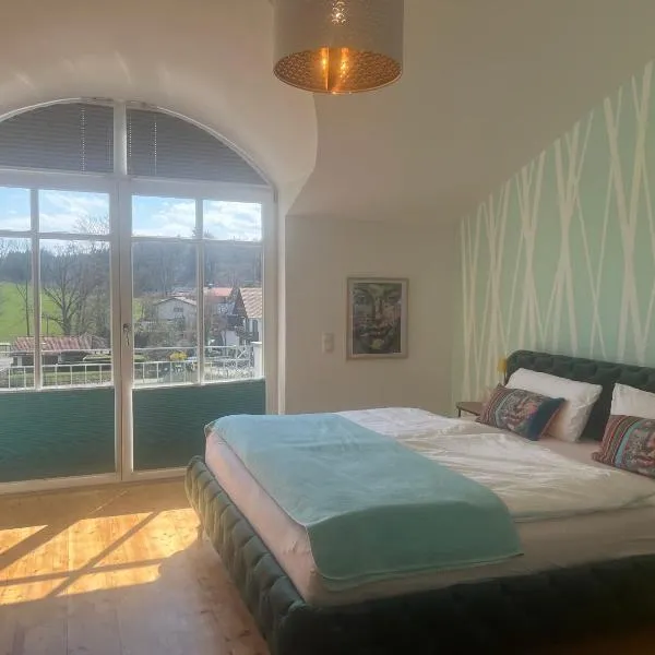 Villenzimmer mit eigenem Bad, Kunst und Aussicht, hotel em Münsing