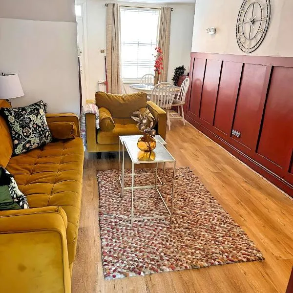 Stylish Uphill Townhouse, hotelli kohteessa Lincoln
