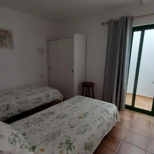 Uviya1, hotel in Famara