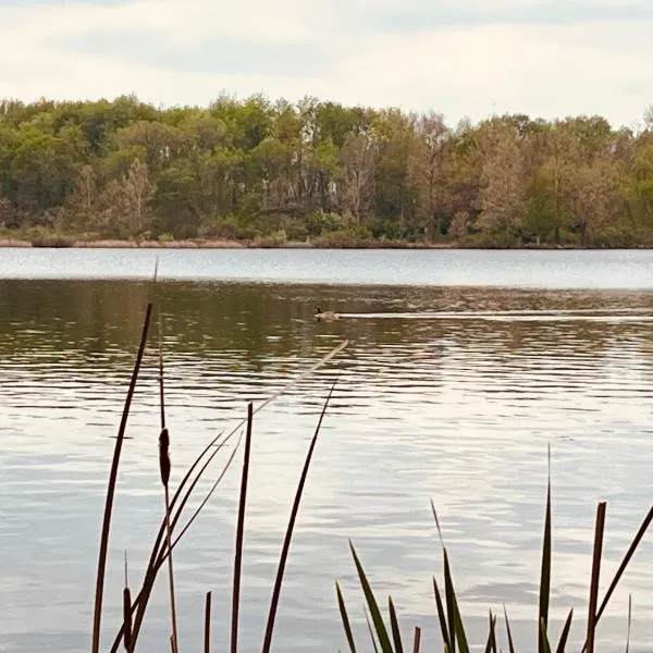 Peaceful home right on the lake!, hotel en Macy