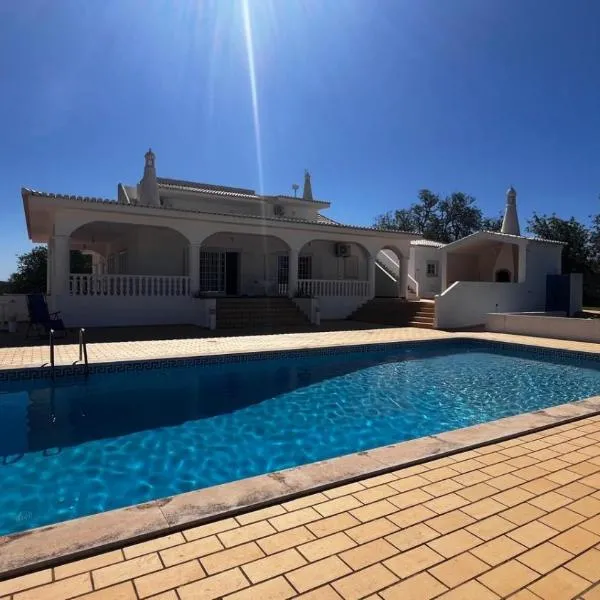 BnB Homes Luxurious Villa Stardust with Swimming pool & BBQ for Family Fun, hotel i Ameijoafas