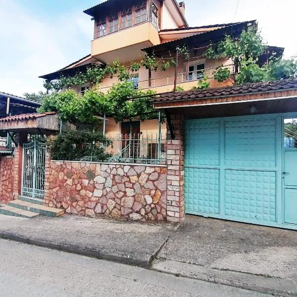 Margarita - Entire house with 4 bedrooms and free parking, hotel in Gjirokastër