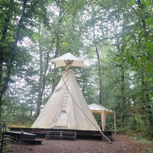 TIPIsche trekkershut - Camping Le Soustran, hotel v destinaci Neuvic