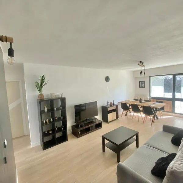 Modern home with 4 bedrooms, hotel in Saint-Herblain