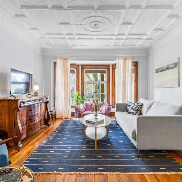 Historic & Spacious 3 Bedroom Family Gem on Peaceful Street, hotel v destinaci Buffalo