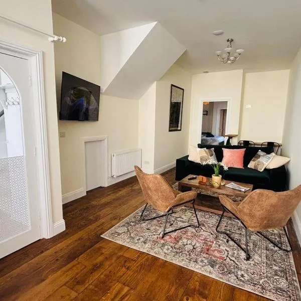 Twenty 7 - Modern & Spacious Townhouse, hotel in Killaloe