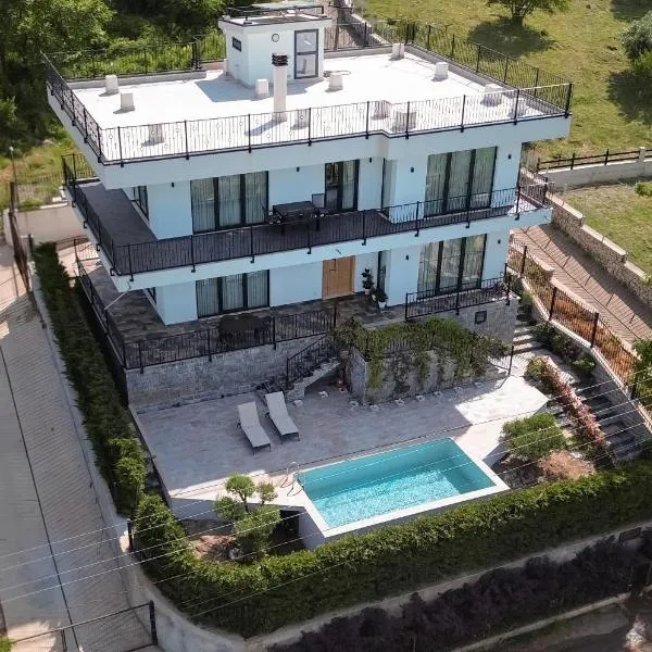 Villa Florale, hotel v destinaci Shirokë