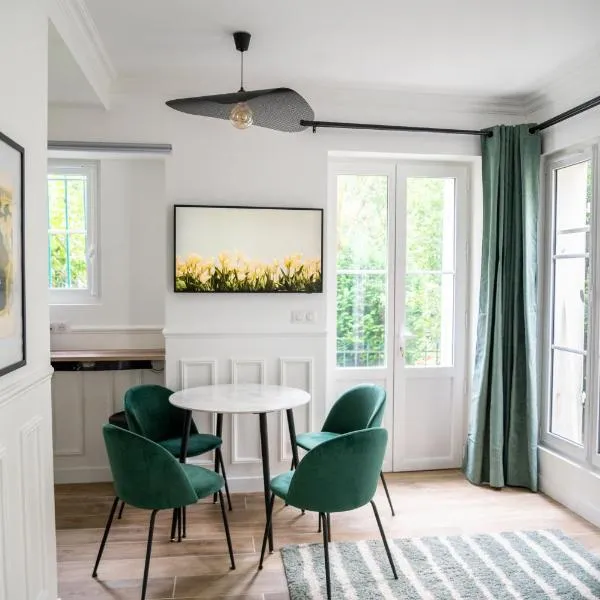 Cosy suite with a terrasse in a calm area, hotel in Paris