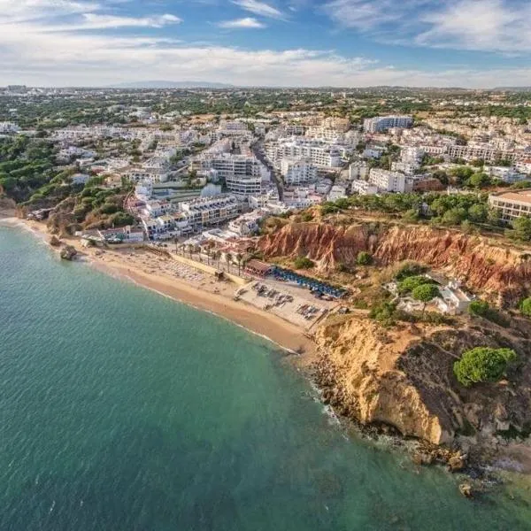 Quarto Charmoso a 300m da praia de Olhos de Água !, hotel in Albufeira