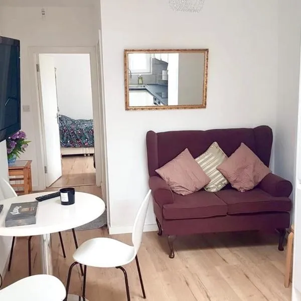 Bright 1 bedroom guest house, hotel in Norwood