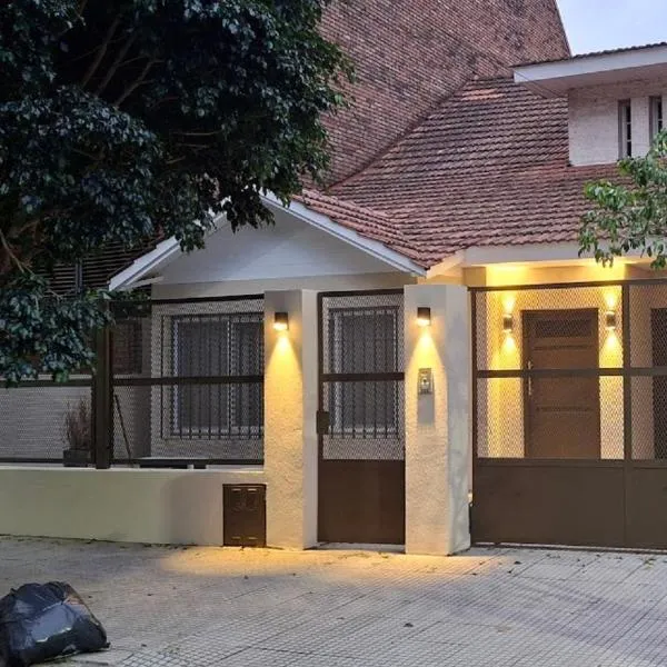 Dos habitaciónes independientes con baño privado en casa familiar, khách sạn ở Vicente López