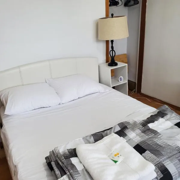 Toronto Little Italy Guest House, khách sạn ở Toronto