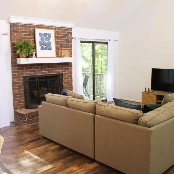 Paris Mountain Loft Home, hotel in Greenville