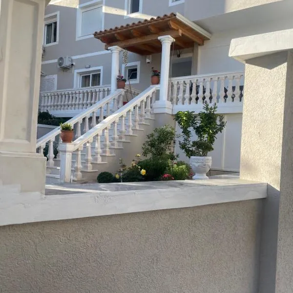 Villa Henrik 77 Saranda Centrum, hotel in Sarandë
