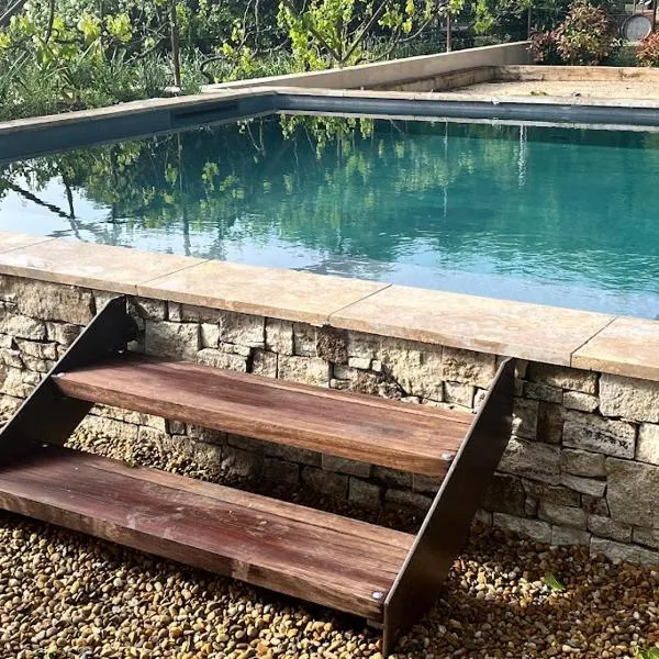 La provence avec piscine privative en campagne, hotel in Pernes-les-Fontaines