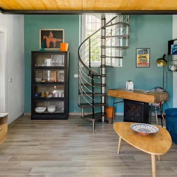 La Posta Di Cadimare - Chill in the Mezzanine Bedroom at a Former Post Office, Hotel in Fezzano