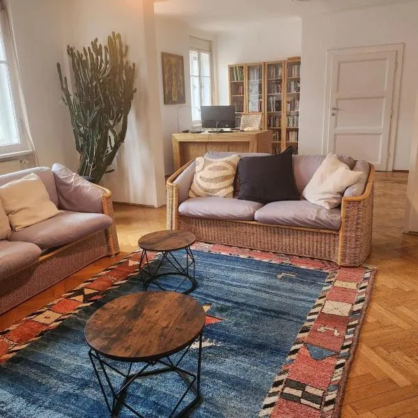 Spacious Urban Flat l Keybox, hotel ve uŠtýrském Hradci