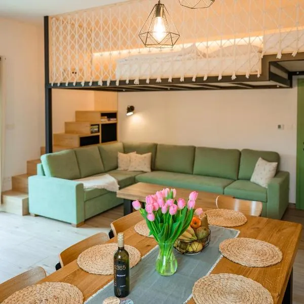 Dom pri jazere, Bešeňová, hotel v Bešeňové