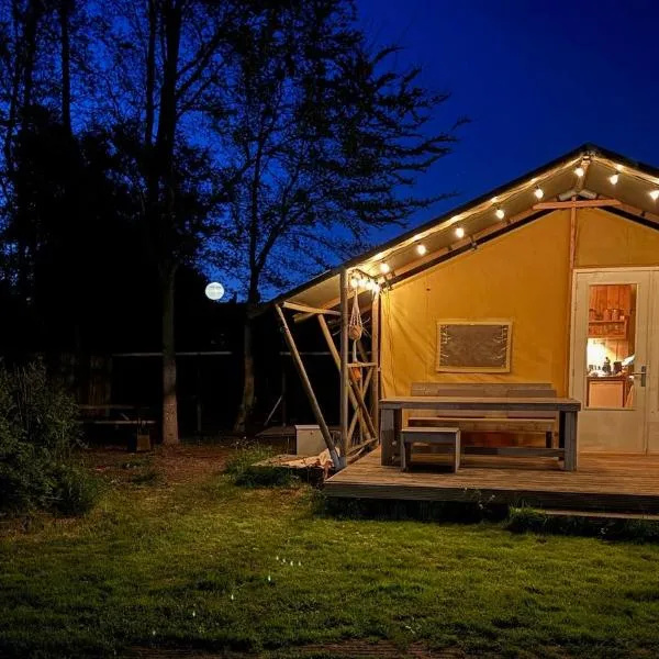 Glampingtent Grou, hotel v destinaci Grou