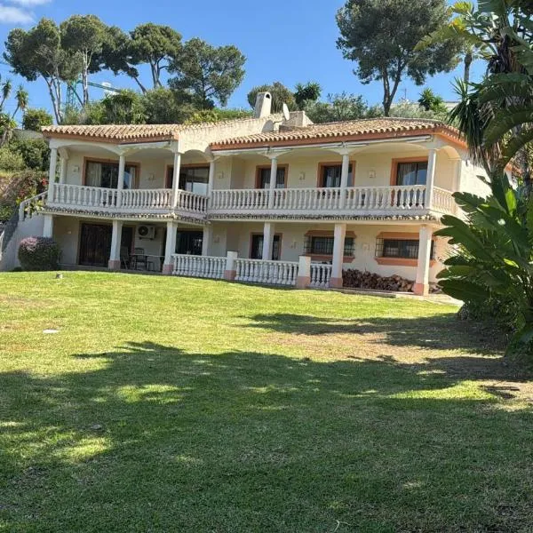 Grand Villa! with Golf & Sea view!!, hotel v destinaci Marbella