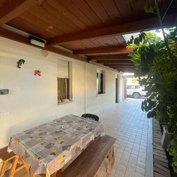 Casa con giardino a pochi passi dalla spiaggia, hotel v destinaci Vasto