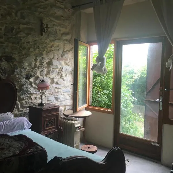 beautiful arched stone apartment 1 bd, hotel in Mons