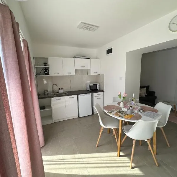 Holdfény apartman, hotel v destinaci Makó