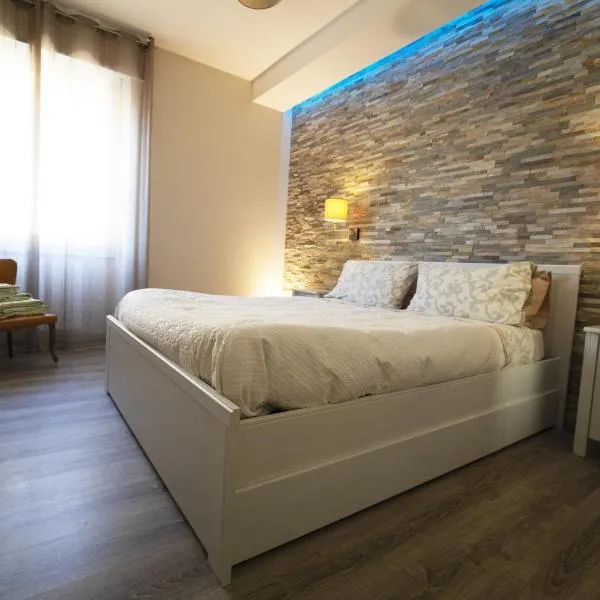 COZY FLAT home sweet lake Iseo, hotel v destinaci Pisogne