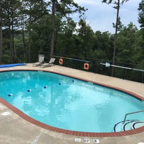 Wild Plum Cabin No.1, hotel in Eureka Springs