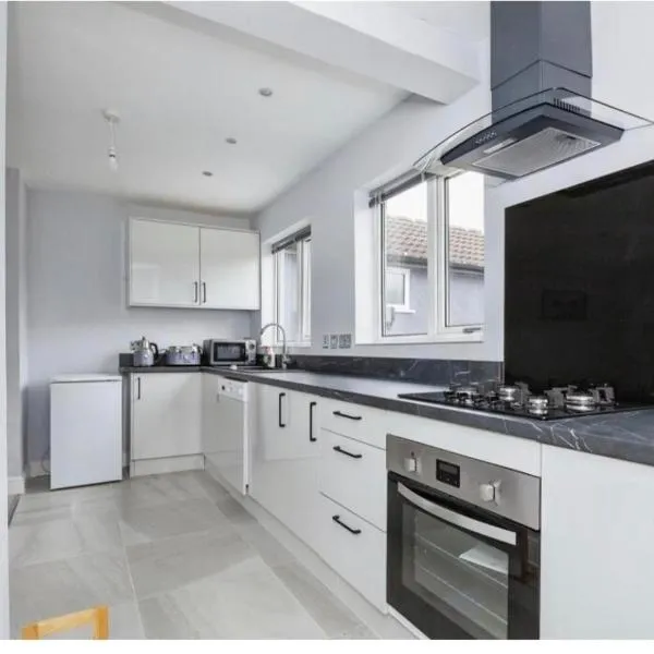 3 Bedroom House- Loughborough-Sleeps 5-FreeParking, hotel in Loughborough