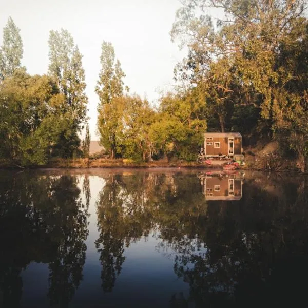 Quiet Lake House In Winery by Tiny Away, hotel a Flowerdale