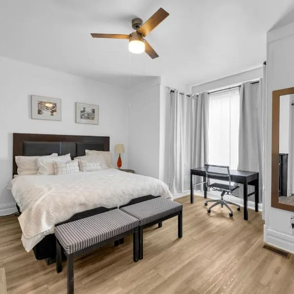 Spacious 3BR Detroit Apt Sleeps 7 WiFi, hotel in Detroit