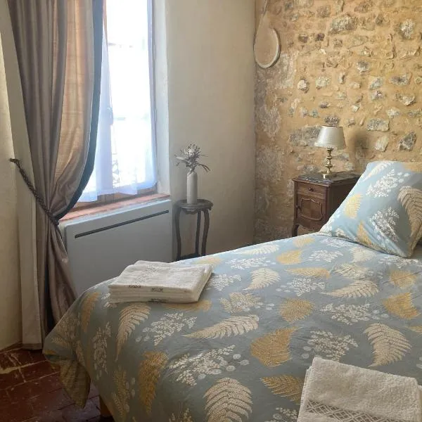 Sur Les Ailes du Papillon-Le Duplex, hotel v destinaci Saint-Sauveur-en-Puisaye