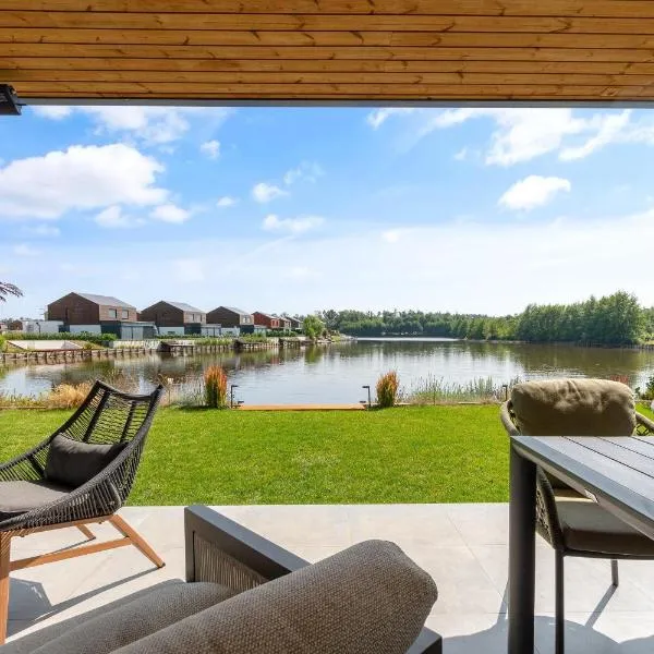 Lakeside Luxury Villa at Penati Golf Resort, hotel in Šajdíkove Humence