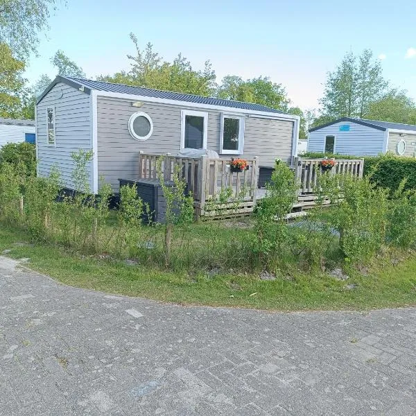 BJ Chalets - Robbengat 85 - Gezellige chalet op vakantiepark Lauwersoog! Vroege incheck! MET AIRCO!, hotel v destinaci Lauwersoog