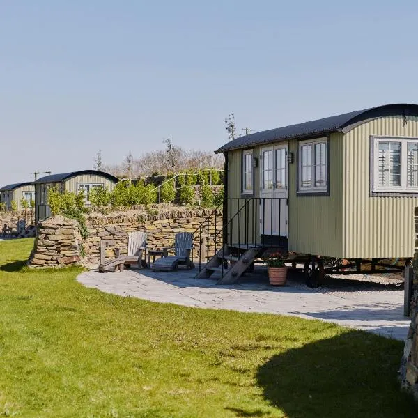 Shepherds Huts at The Cornish Arms, hotel in St Merryn