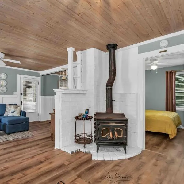 Beachglass Cottage - Family Friendly Kids and Pets，Grand Beach的飯店