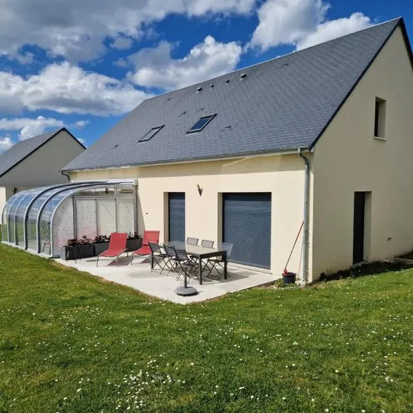 Sherman & Willy Jeep - 2 Maisons de vacances, 4min à pied de la plage - Parking privé - Wifi gratuit - Terrasse - Calme, hotel in Saint-Côme-de-Fresné